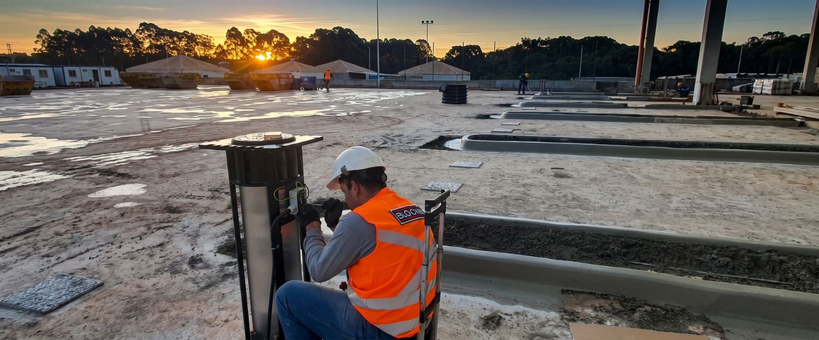 Técnico da Bloquer instalando um bollard em obra
